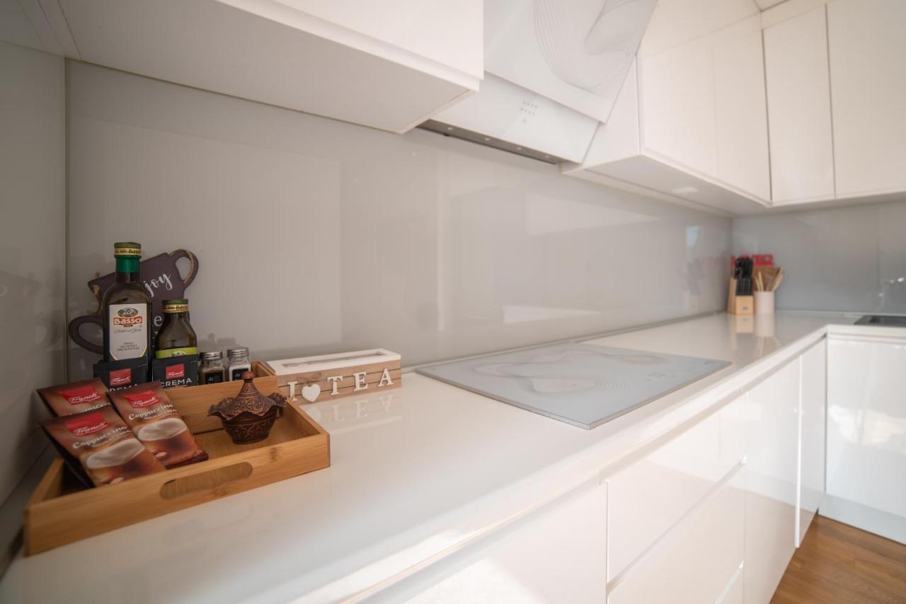 Bright & Spacious In Main Zone Appartement *